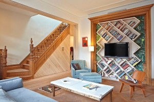 Оригинальный стеллаж для размещения домашней библиотеки