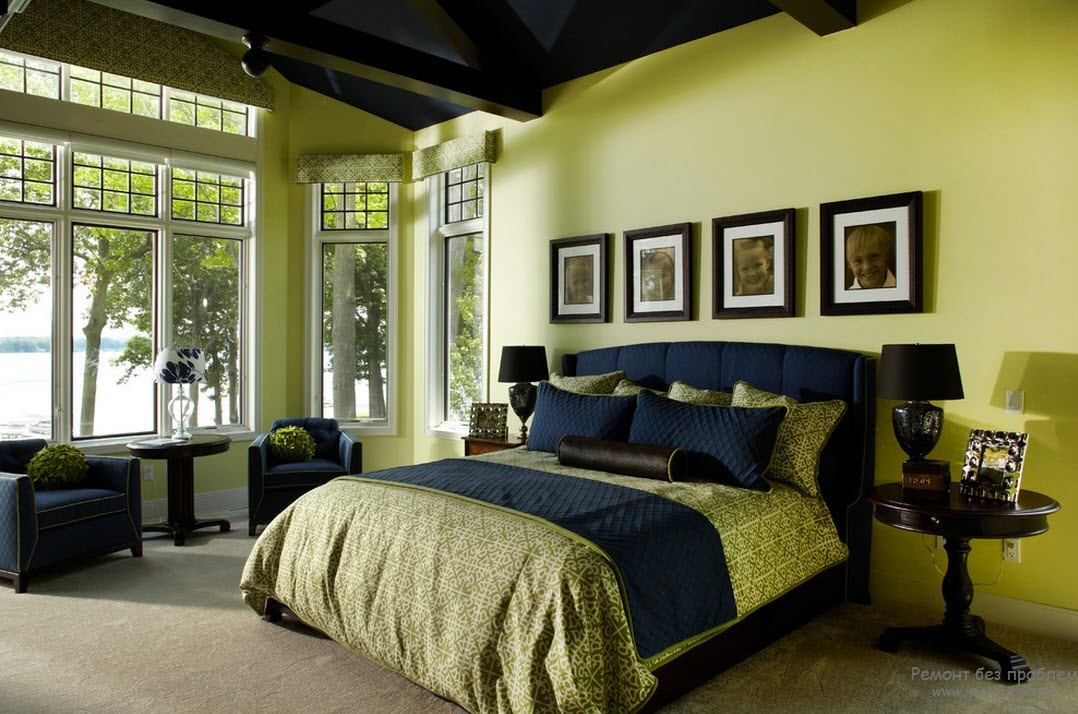 Классическая спальня с темной мебелью в сочетании с оливковым и темно-синим цветами