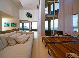 Два одинаковых столика из дерева с металлом, расположенных рядом