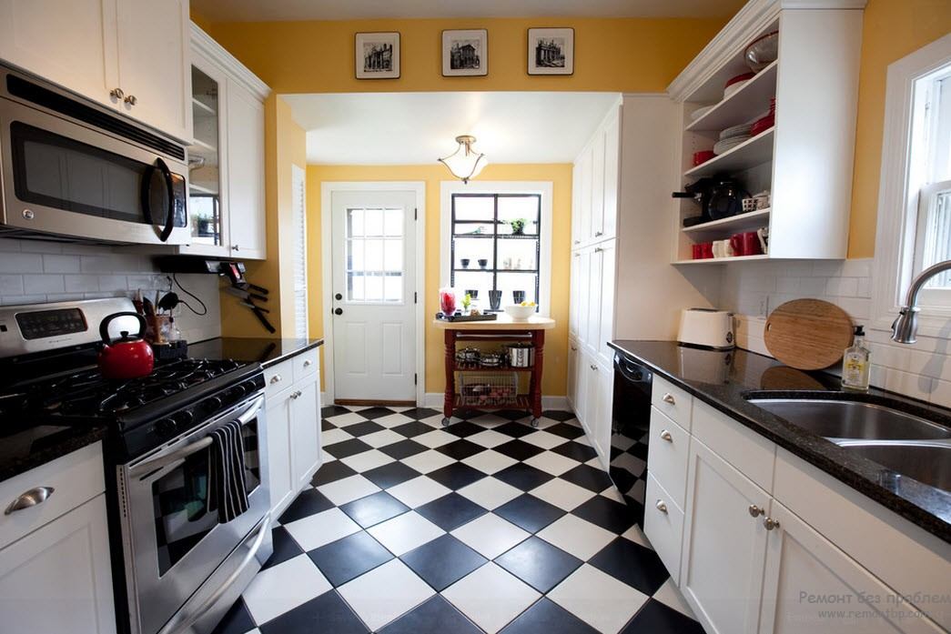 Класичне чорно-біле поєднання кольорів в інтер'єрі кухні з чорною стільницею
