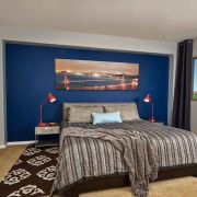 Синий и красный в интерьере спальни