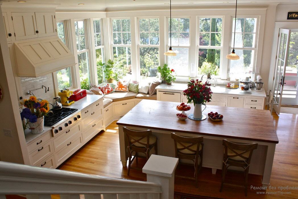 Красивая светлая угловая кухня с окнами