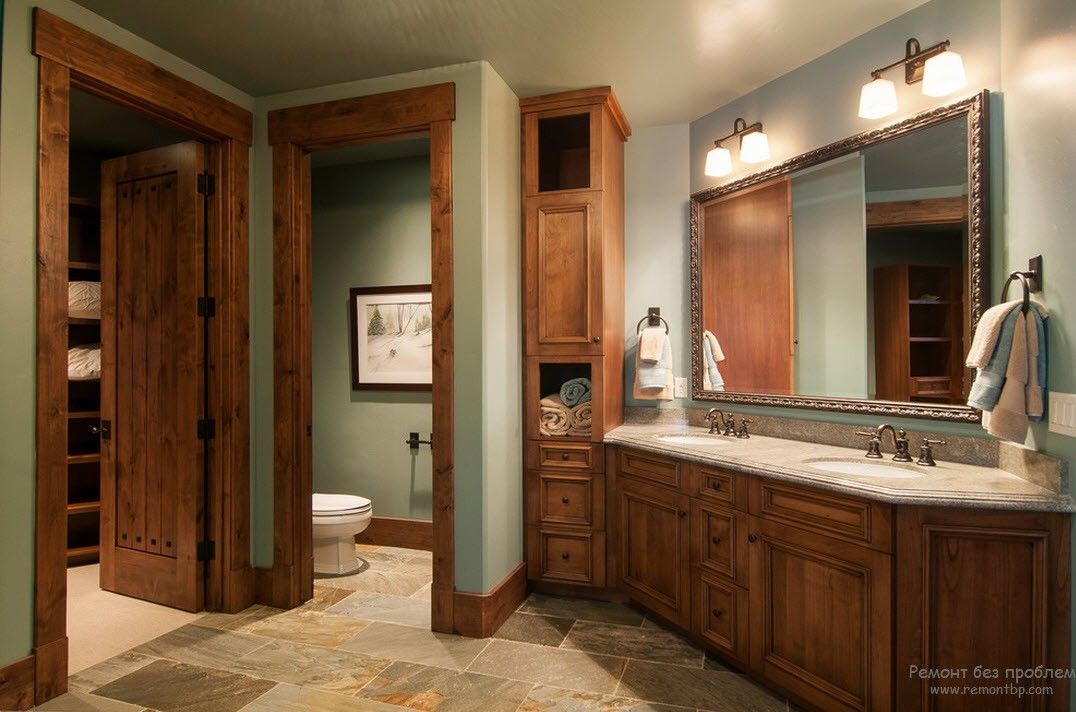 Ванная комната в стиле кантри с деревянной мебелью