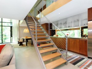 Дизайн металлической лестницы с деревянными ступенями