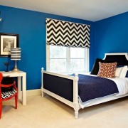 Красный акцент в синей спальне