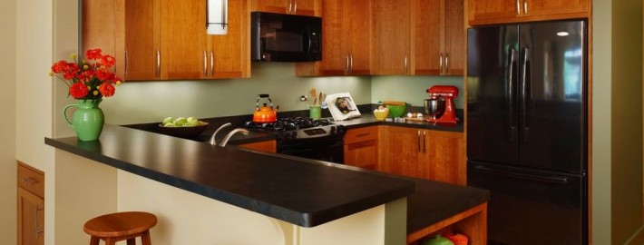 Кухня с темной столешницей