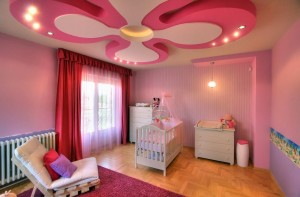 Дизайн потолка в детской комнате