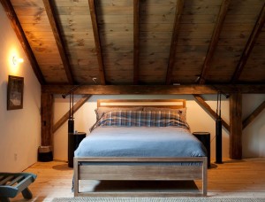 Современный дизайн потолка в спальной комнате