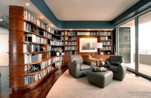 Эффектный дизайн гостиной с библиотекой