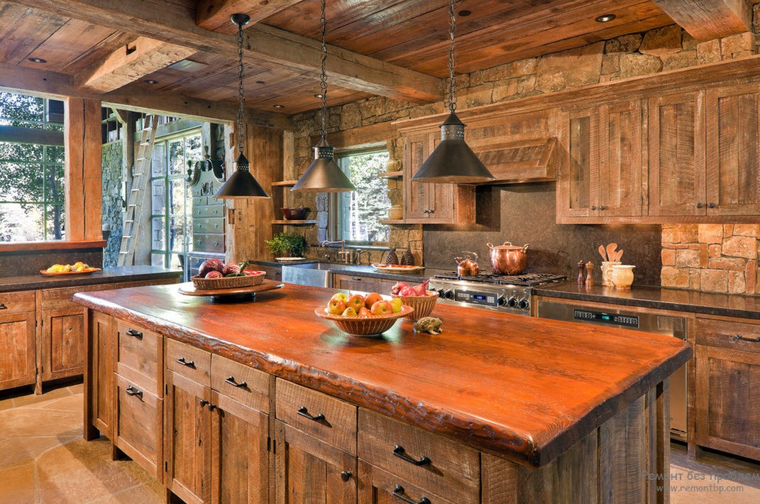 Дерев'яні меблі гармонують з дерев'яним інтер'єром кухні