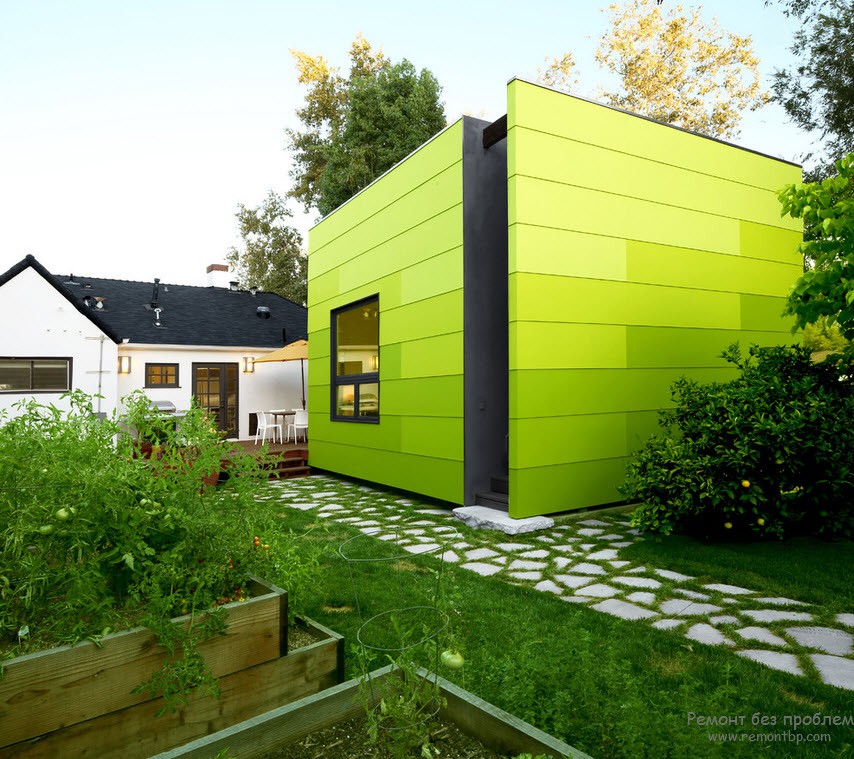 Ефектний зелений дизайн будинку та двору