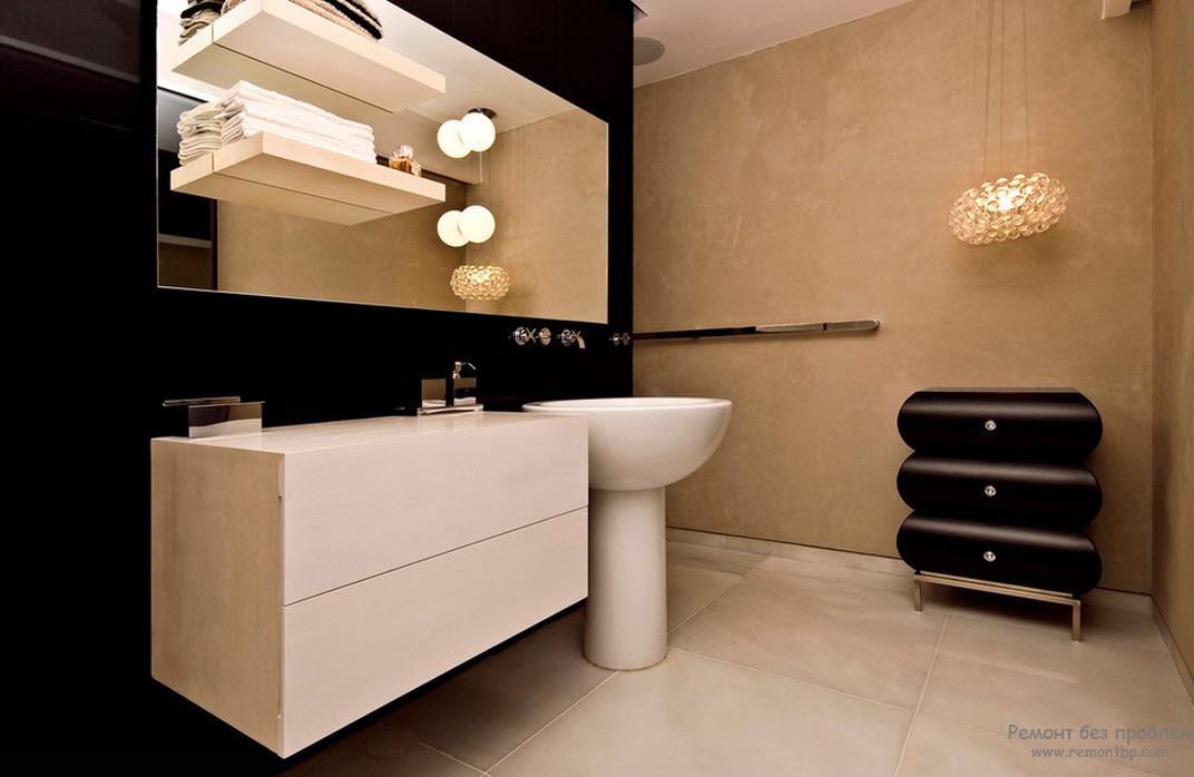 Черно-белый интерьер ванной комнаты с оштукатуренными стенами