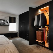 Просторная спальня с классической гардеробной во всю стену