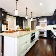 Легкость и шарм темных кухонь