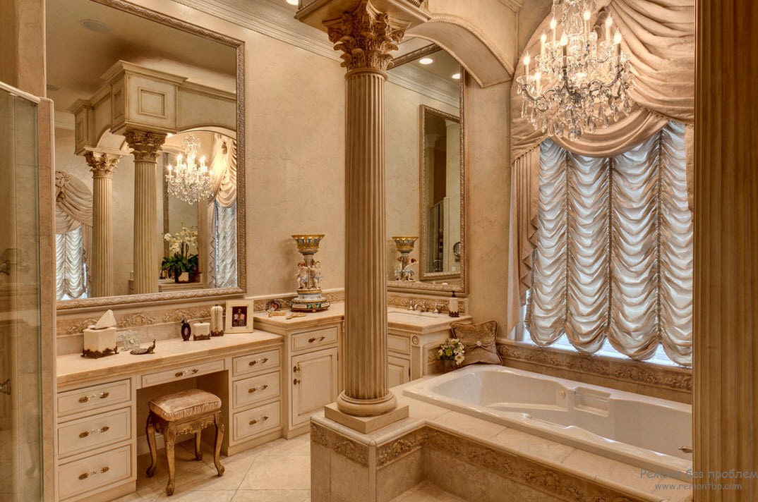 Розкішний та багатий інтер'єр ванної кімнати з величними колонами