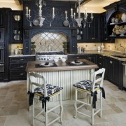 Уютная темная кухня