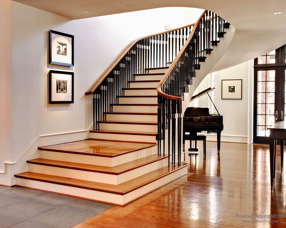 Красивая лестница и интерьер холла с роялем