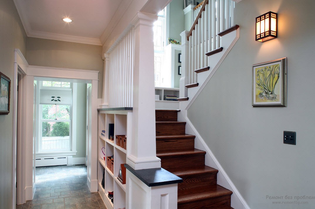 Дизайн белого интерьера с лестницей в прихожей визуально делает пространство более светлым