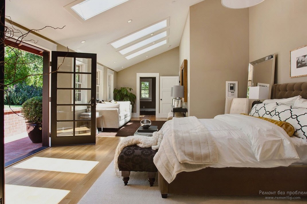 Бежевая спальня, выполненная в комбинации с темно-коричневым и белым оттенками