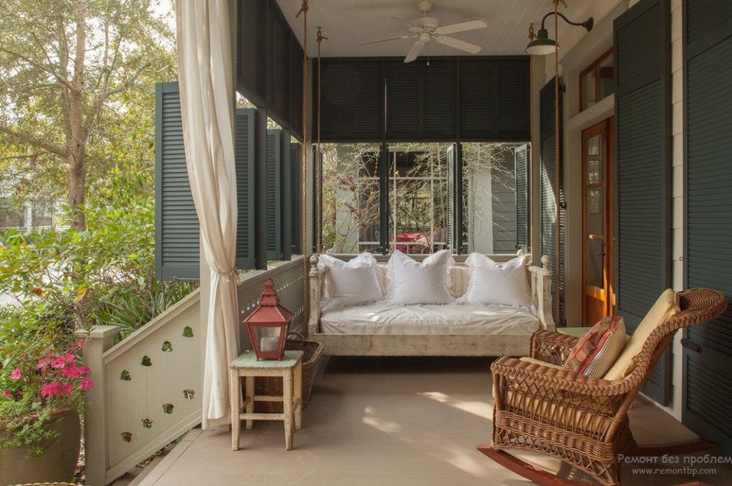 Оригинальные диваны-качели на крыльце | Подвесные качели в интерьере дома