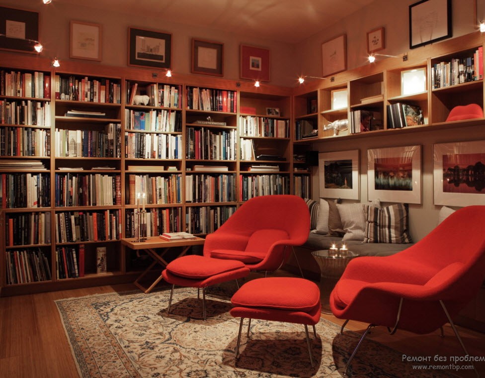 Мягкие удобные кресла и ковер в интерьере библиотеки