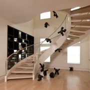 Негобыкновенно эффектная лестница со стеклянными ограждениями, гармонирующая с современным стилем интерьера