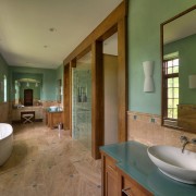 Необыкновенно просторный интерьер ванной комнаты с оштукатуренными стенами