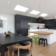 Минимализм темной кухни