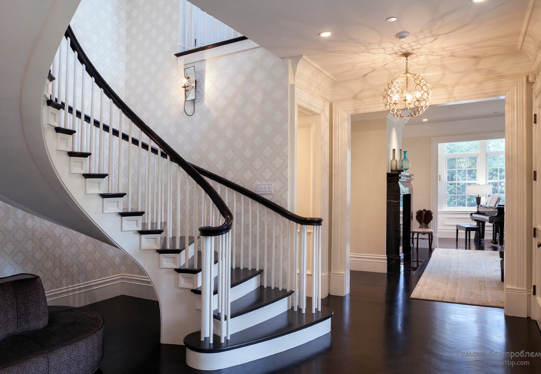 Красивая лестница правит балом в интерьере дома