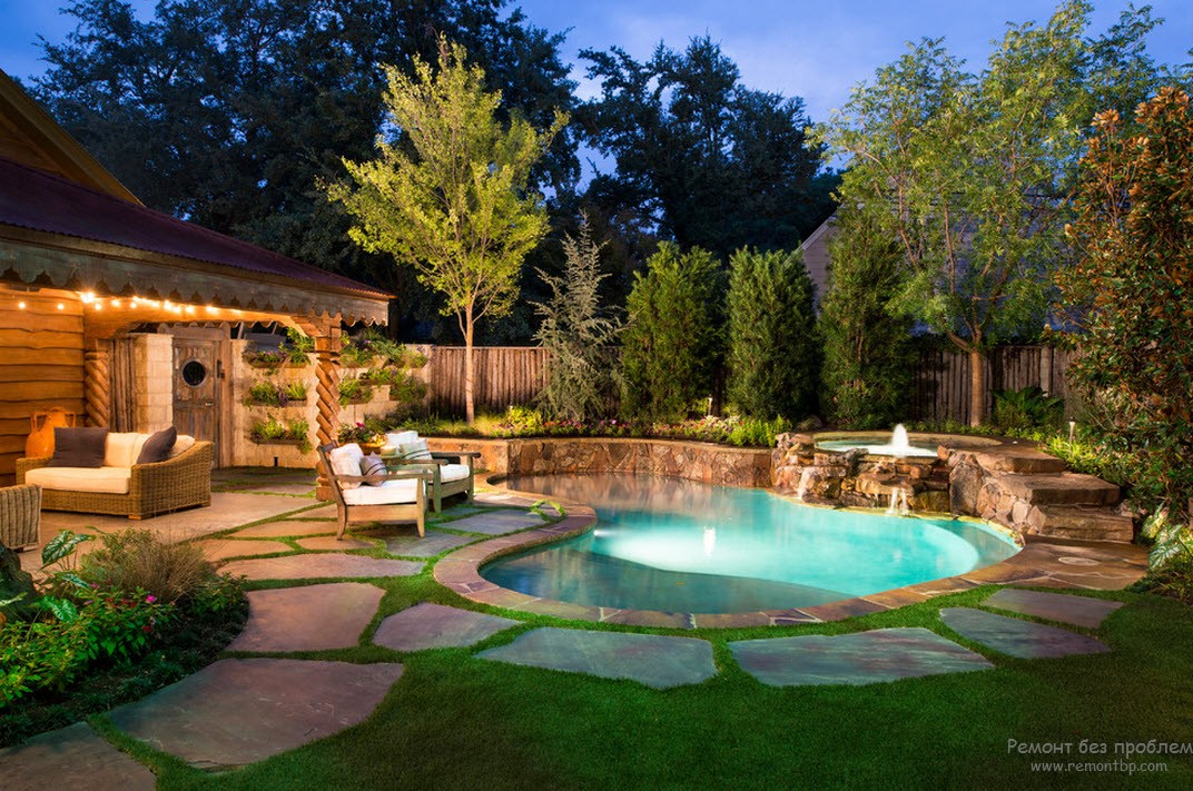Необыкновенно красивый дизайн двора с эффектным бассейном возле дома