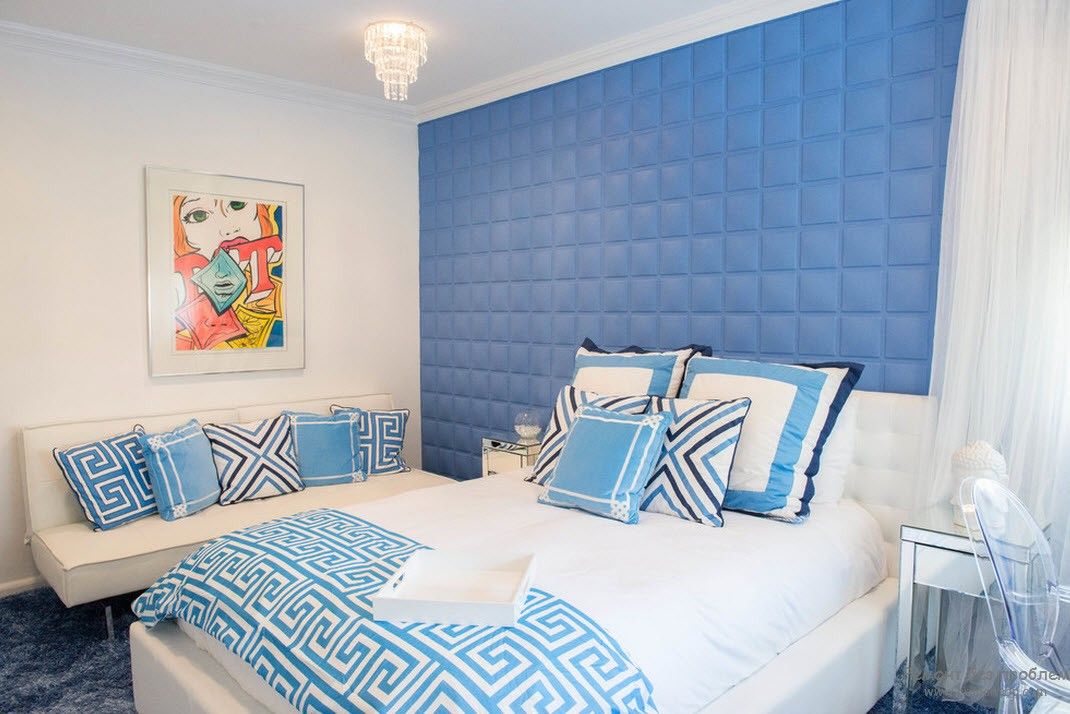 Синяя спальня и картина