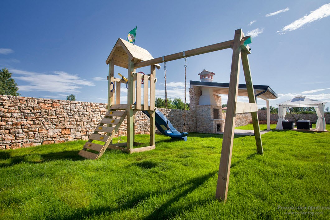 Дизайн детской площадки на территории просторного двора