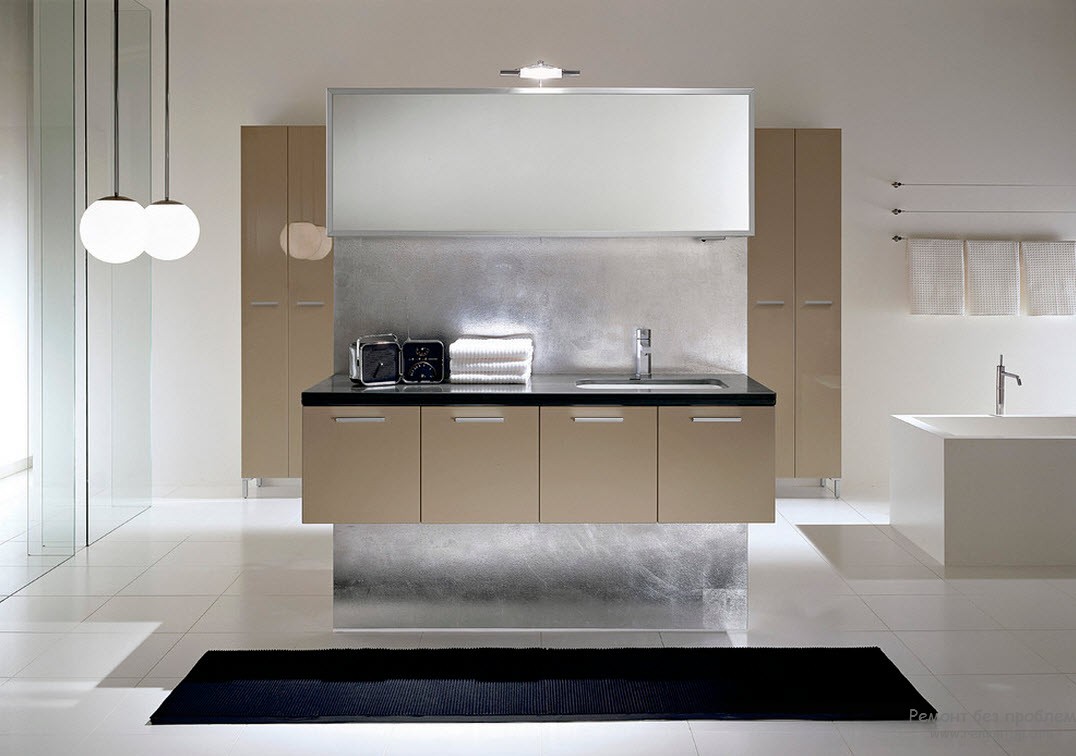 Бело-бежевый интерьер ванной комнаты с контрастным черным ковриком