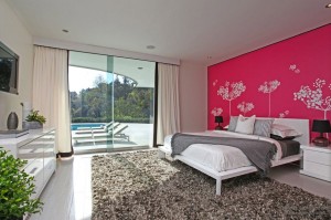 Яркая спальня