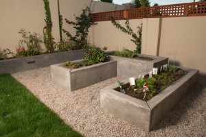 Бетонная клумба