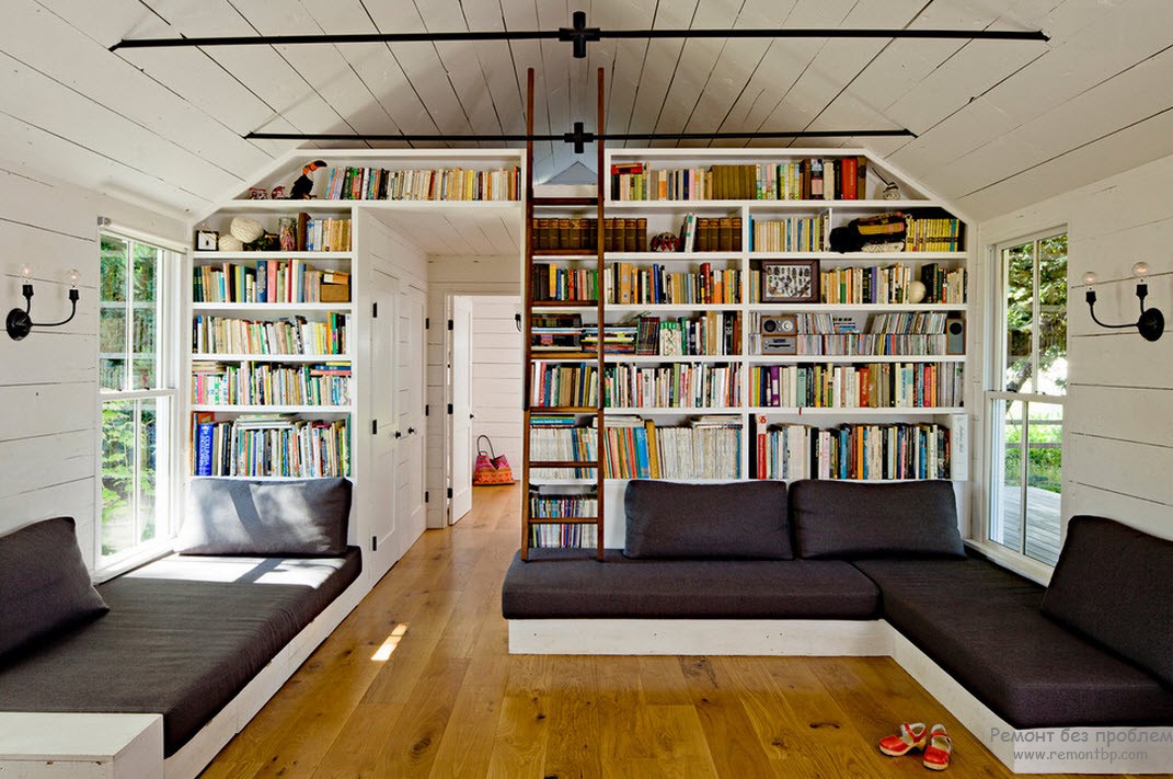 Книжные стеллажи до потолка и лестница соответствующего стиля