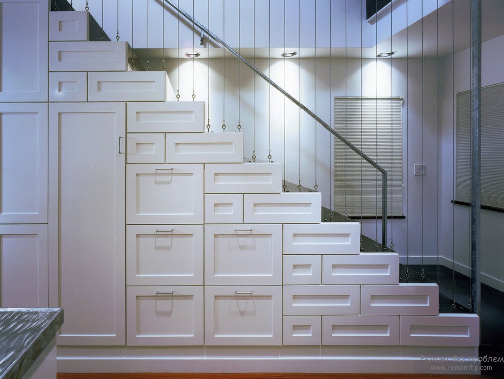 Белая лестница второстепенного типа, установленная у стены