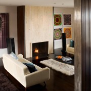 Уютная атмосфера с камином