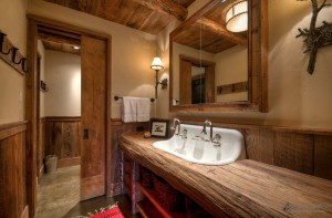 Эффектная ванная комната из натурального дерева