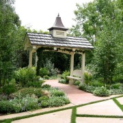 В глубине сада с помощью беседки организован уединённый уголок для спокойного отдыха, любования деревьями и цветами
