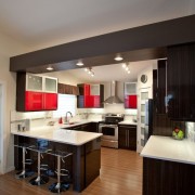 Стильный потолок на кухне