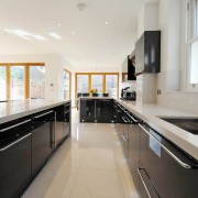 Строгость и утонченность темной кухни