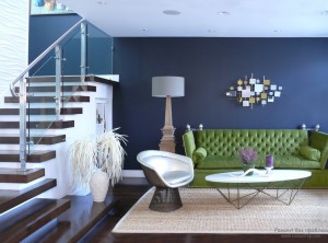 Синие стены и зеленый диван