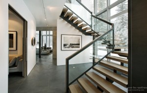 Парадная лестница современного стиля задает тон всему интерьеру