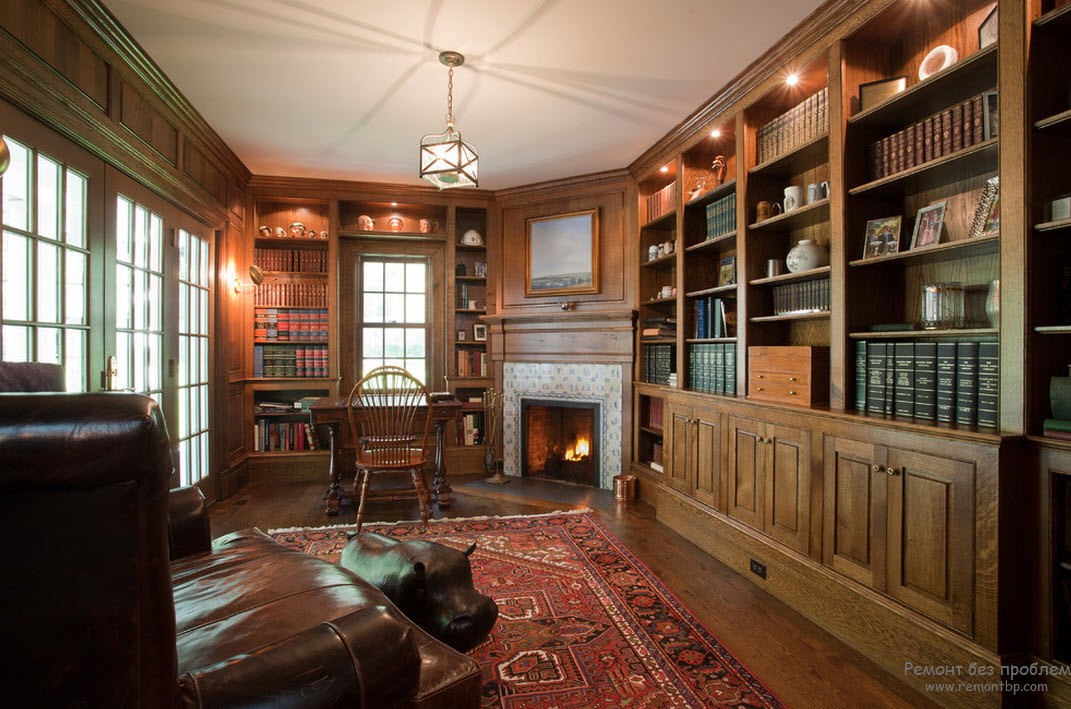 Эффектный дизайн классической гостиной с камином и библиотекой