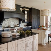 Неповторимый интерьер темной кухни