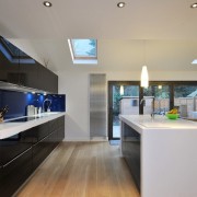 Лаконичность темной кухни