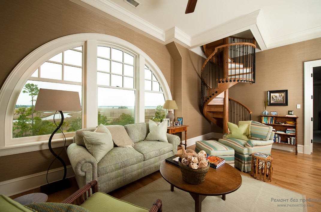 Деревянная винтовая лестница в интерьере классической гостиной