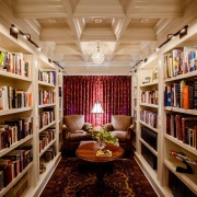 Мягкие удобные кресла, уютный ковер и журнальный столик чудесно дополнят интерьер библиотеки