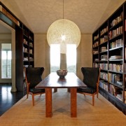 Уютно обустроенная библиотека со стеллажами до потолка